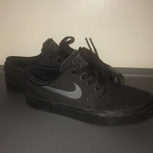 All black suade NIKE JANOSKI